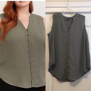NWOT- Torrid Sleeveless blouse